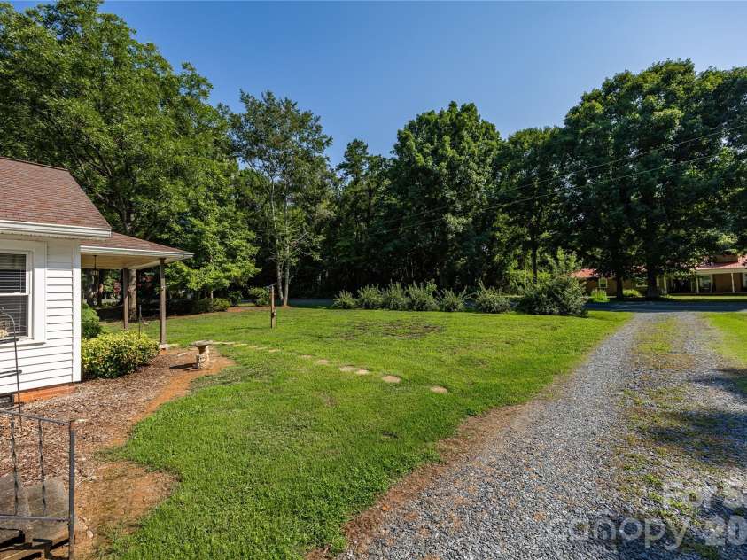 545 Mt. Shepherd Road, Asheboro, NC 27205.  MLS# CAR4403323, YatesRealty ID 38584. Driveway
