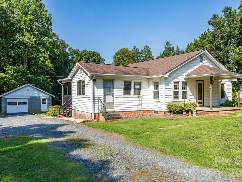 545 Mt. Shepherd Road, Asheboro, NC 27205.  MLS# CAR4403323, YatesRealty ID 38584. Home with detached garage