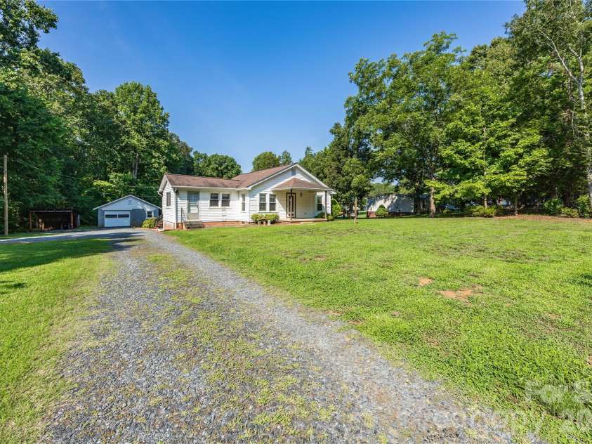 545 Mt. Shepherd Road, Asheboro, NC 27205.  MLS# CAR4403323, YatesRealty ID 38584. Home with detached garage