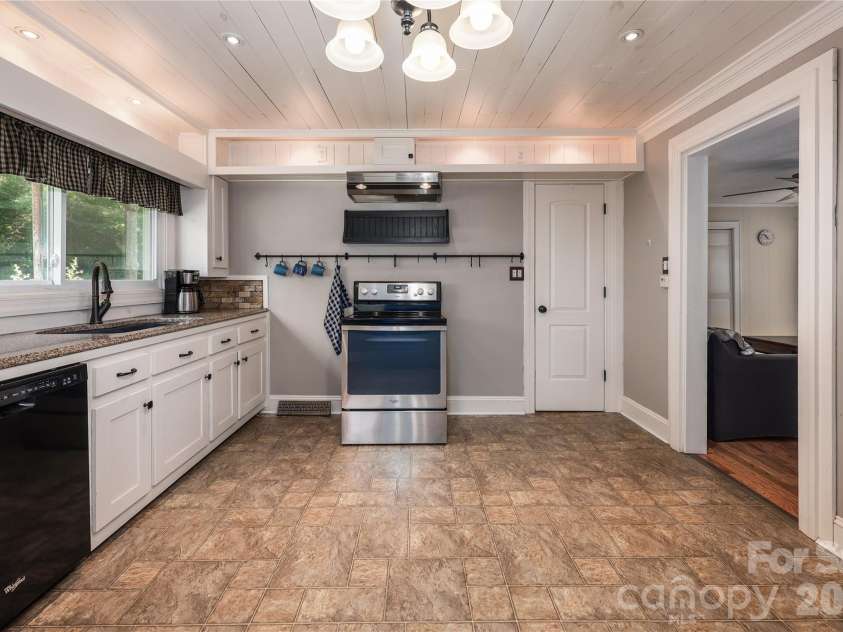 545 Mt. Shepherd Road, Asheboro, NC 27205.  MLS# CAR4403323, YatesRealty ID 38584. Kitchen with dishwasher