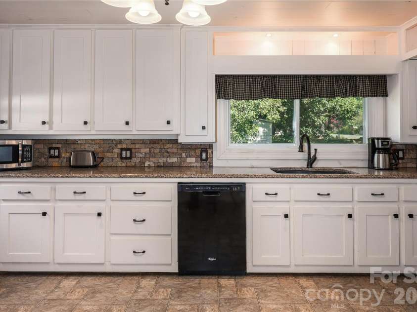 545 Mt. Shepherd Road, Asheboro, NC 27205.  MLS# CAR4403323, YatesRealty ID 38584. Kitchen with granite countertops
