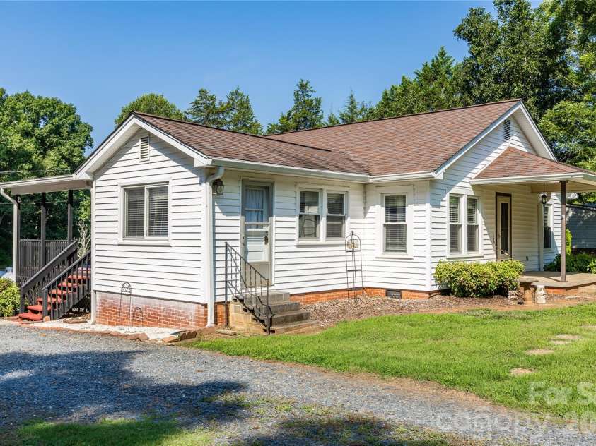 545 Mt. Shepherd Road, Asheboro, NC 27205.  MLS# CAR4403323, YatesRealty ID 38584. Side covered porch
