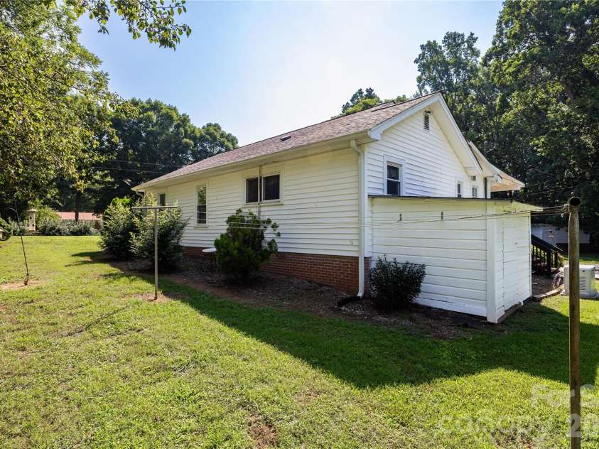 545 Mt. Shepherd Road, Asheboro, NC 27205.  MLS# CAR4403323, YatesRealty ID 38584. Side yard with clothes line