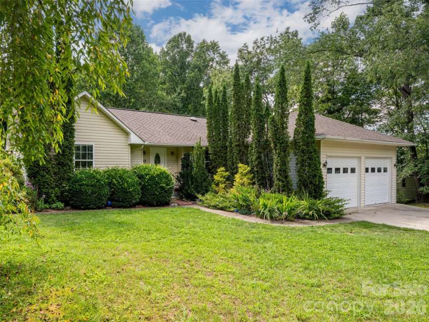 69 Mountain Ridge Lane, Fletcher, NC 28732.  MLS# CAR4405126, YatesRealty ID 38590. 