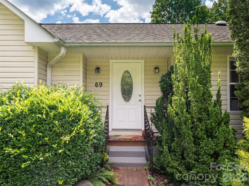 69 Mountain Ridge Lane, Fletcher, NC 28732.  MLS# CAR4405126, YatesRealty ID 38590. 