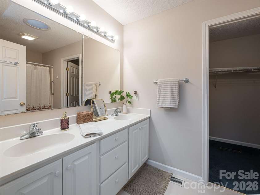 69 Mountain Ridge Lane, Fletcher, NC 28732.  MLS# CAR4405126, YatesRealty ID 38590. 