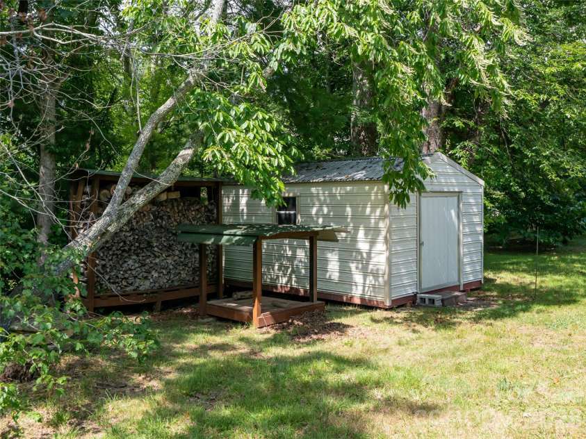 69 Mountain Ridge Lane, Fletcher, NC 28732.  MLS# CAR4405126, YatesRealty ID 38590. 