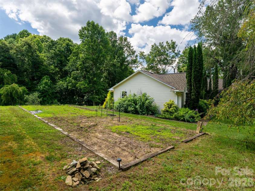 69 Mountain Ridge Lane, Fletcher, NC 28732.  MLS# CAR4405126, YatesRealty ID 38590. 