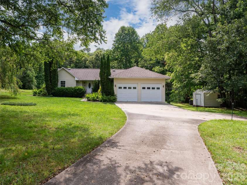 69 Mountain Ridge Lane, Fletcher, NC 28732.  MLS# CAR4405126, YatesRealty ID 38590. 