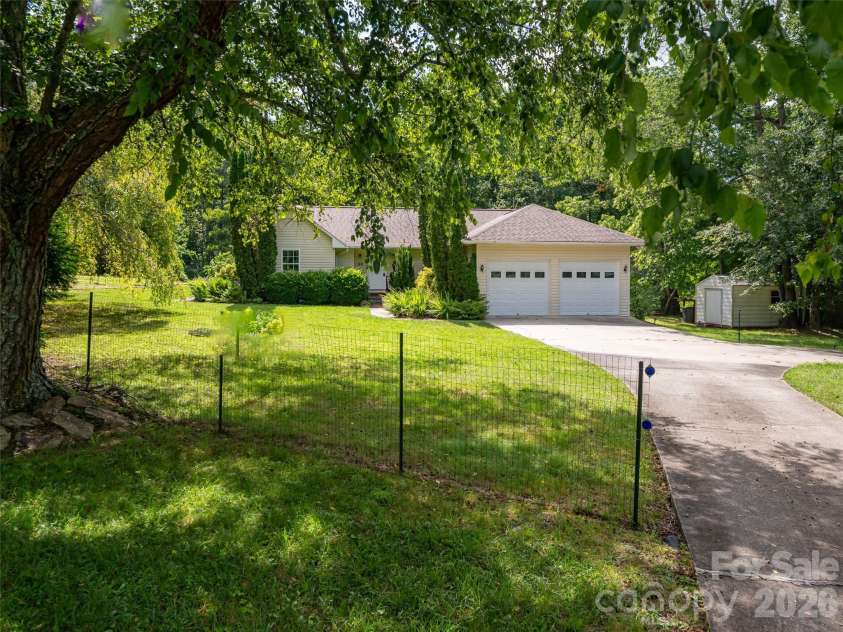69 Mountain Ridge Lane, Fletcher, NC 28732.  MLS# CAR4405126, YatesRealty ID 38590. 