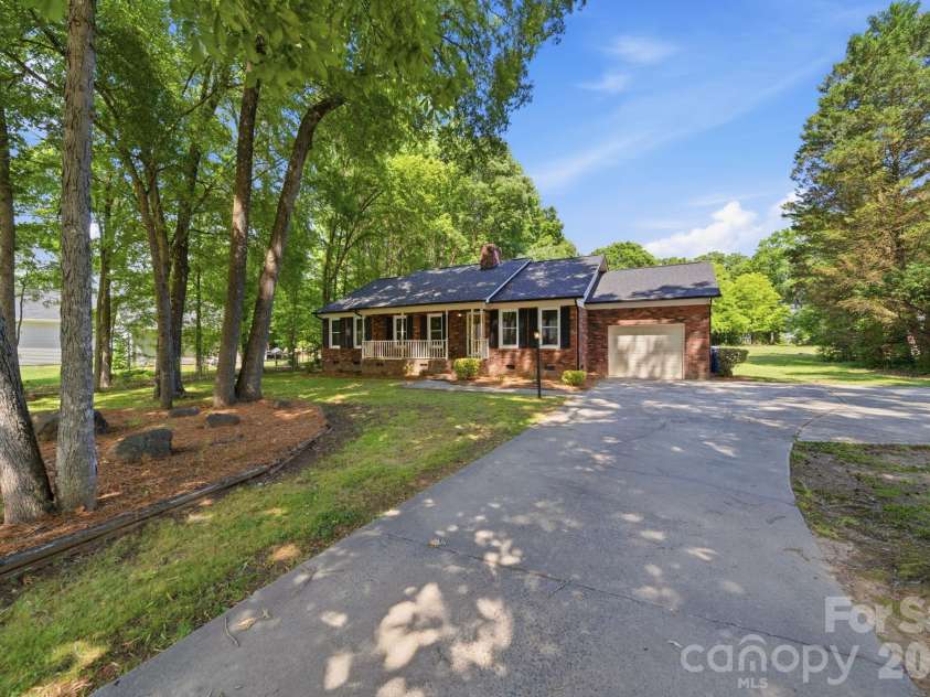 617 Autumn Drive, Harrisburg, NC 28075.  MLS# CAR4405503, YatesRealty ID 38592. 