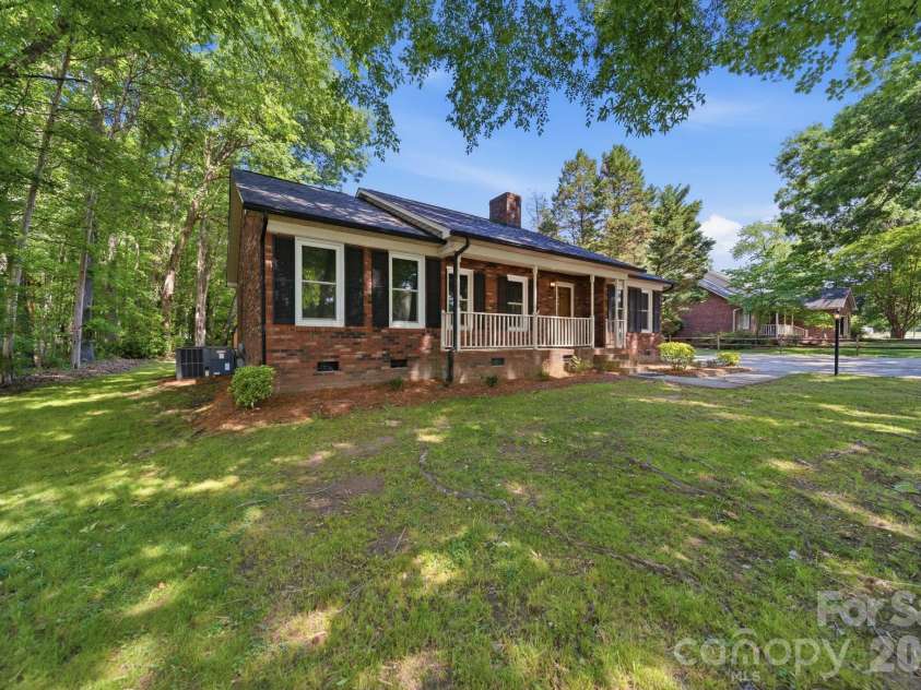 617 Autumn Drive, Harrisburg, NC 28075.  MLS# CAR4405503, YatesRealty ID 38592. 