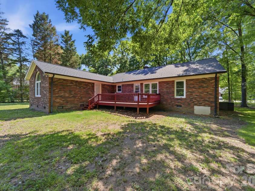 617 Autumn Drive, Harrisburg, NC 28075.  MLS# CAR4405503, YatesRealty ID 38592. 