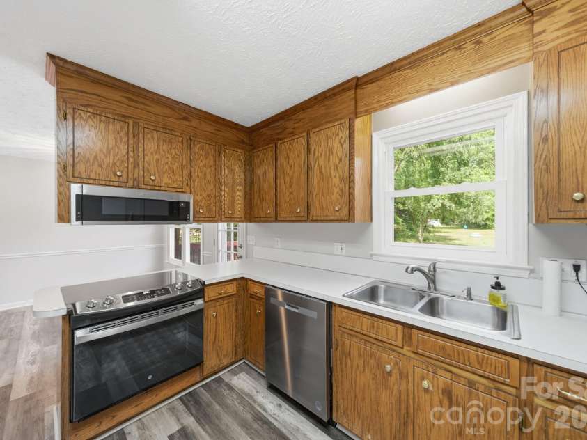 617 Autumn Drive, Harrisburg, NC 28075.  MLS# CAR4405503, YatesRealty ID 38592. 