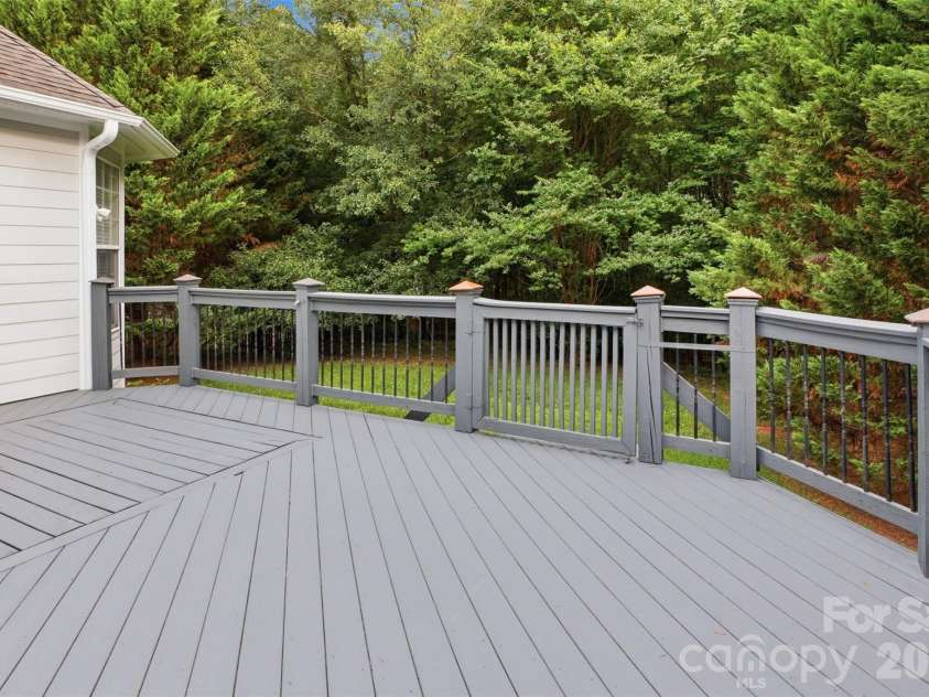 1228 Saint Johns Avenue, Matthews, NC 28104.  MLS# CAR4398881, YatesRealty ID 38593. 