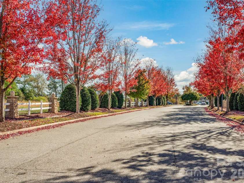 122 Gresham Lane, Mooresville, NC 28117.  MLS# CAR4400373, YatesRealty ID 38594. 