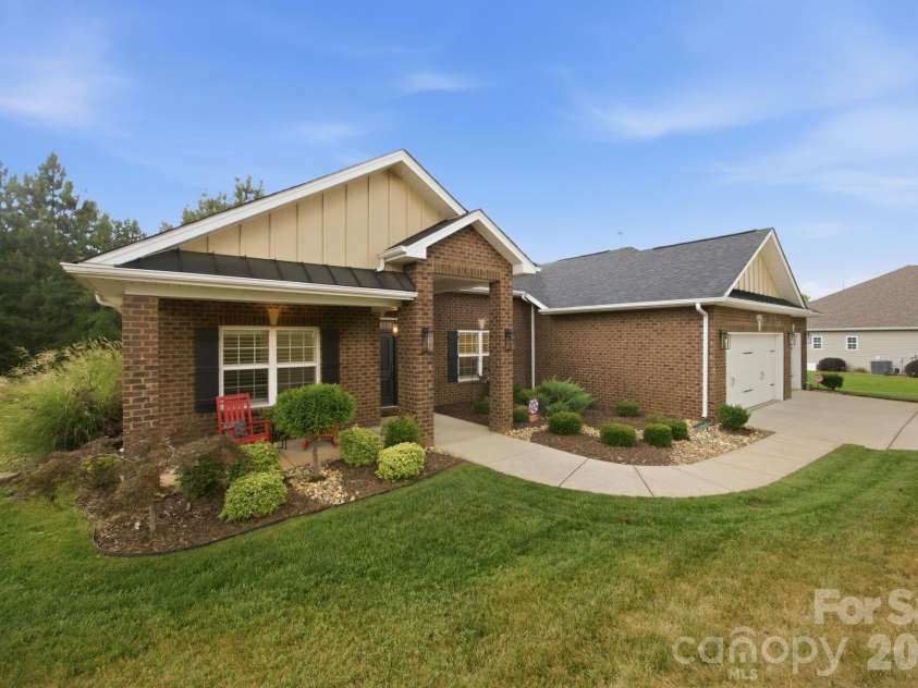 193 Hunters Hill Drive, Statesville, NC 28677.  MLS# CAR4402562, YatesRealty ID 38595. 