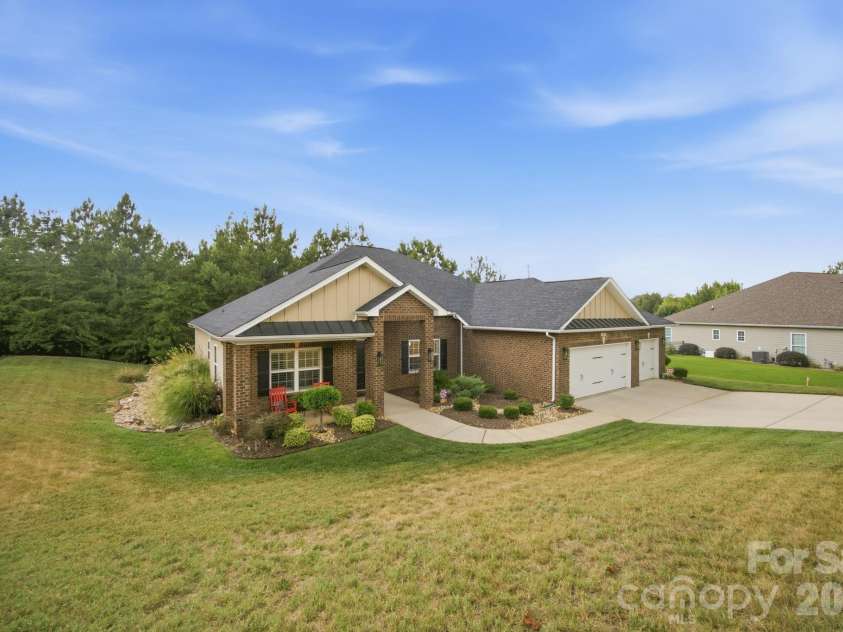 193 Hunters Hill Drive, Statesville, NC 28677.  MLS# CAR4402562, YatesRealty ID 38595. 