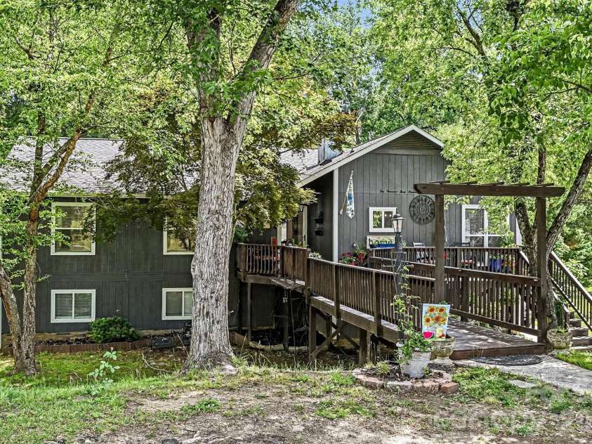 10319 Camelback Circle, Charlotte, NC 28226.  MLS# CAR4362948, YatesRealty ID 38597. 