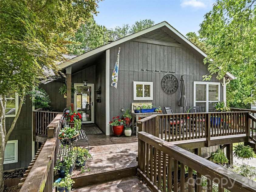 10319 Camelback Circle, Charlotte, NC 28226.  MLS# CAR4362948, YatesRealty ID 38597. 