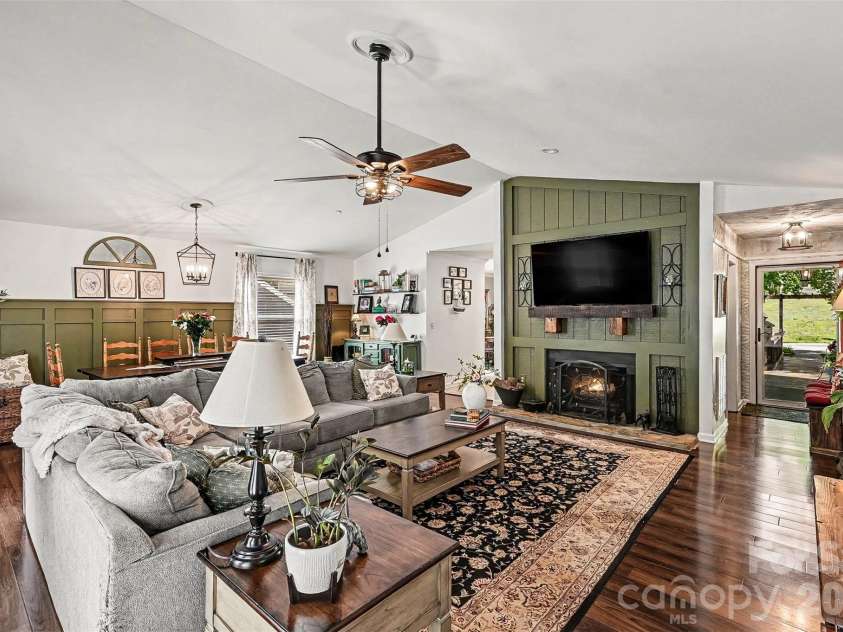 10319 Camelback Circle, Charlotte, NC 28226.  MLS# CAR4362948, YatesRealty ID 38597. 
