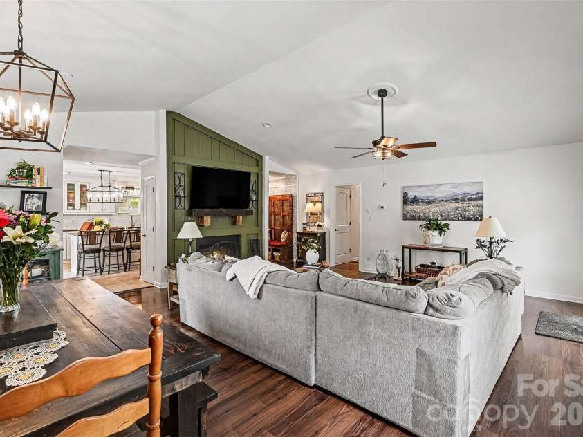 10319 Camelback Circle, Charlotte, NC 28226.  MLS# CAR4362948, YatesRealty ID 38597. 