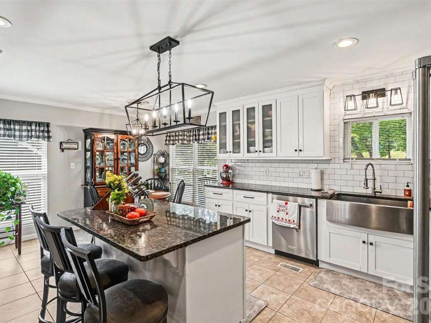 10319 Camelback Circle, Charlotte, NC 28226.  MLS# CAR4362948, YatesRealty ID 38597. 