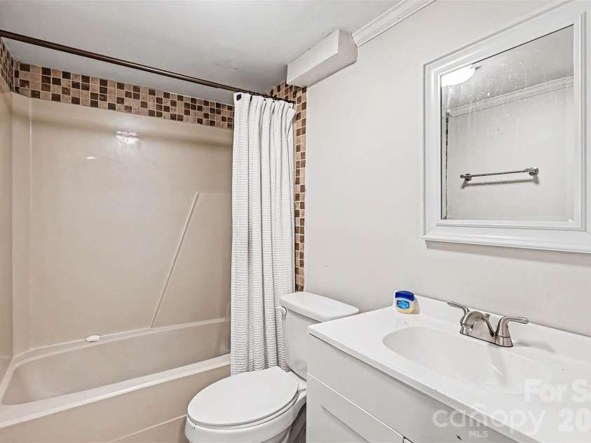 10319 Camelback Circle, Charlotte, NC 28226.  MLS# CAR4362948, YatesRealty ID 38597. 