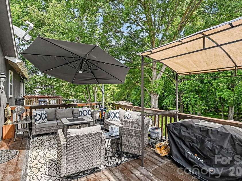 10319 Camelback Circle, Charlotte, NC 28226.  MLS# CAR4362948, YatesRealty ID 38597. 