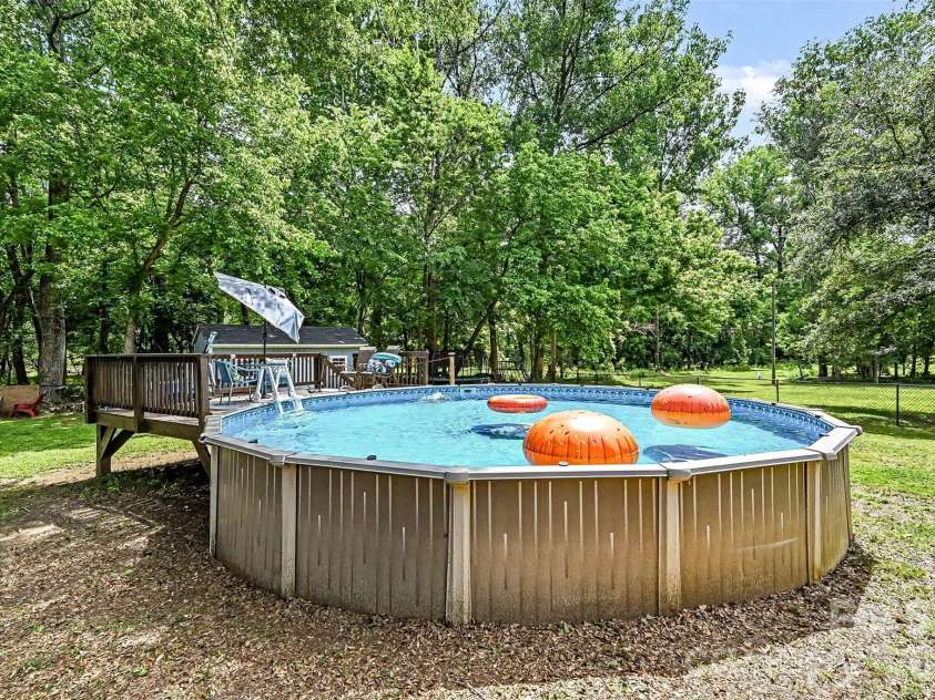 10319 Camelback Circle, Charlotte, NC 28226.  MLS# CAR4362948, YatesRealty ID 38597. 