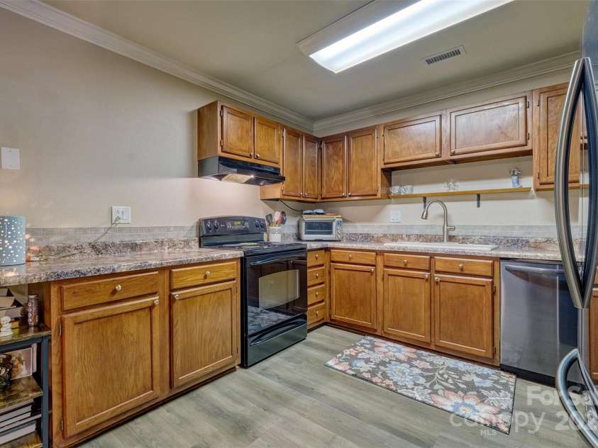 4130 Charlotte Highway, Lake Wylie, SC 29710.  MLS# CAR4276375, YatesRealty ID 3860. Galley style kitchen