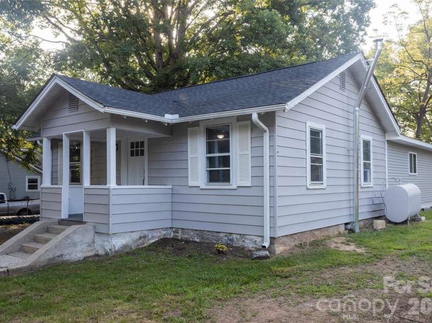 44 LR Smith Avenue, Hendersonville, NC 28791.  MLS# CAR4405575, YatesRealty ID 38603. 
