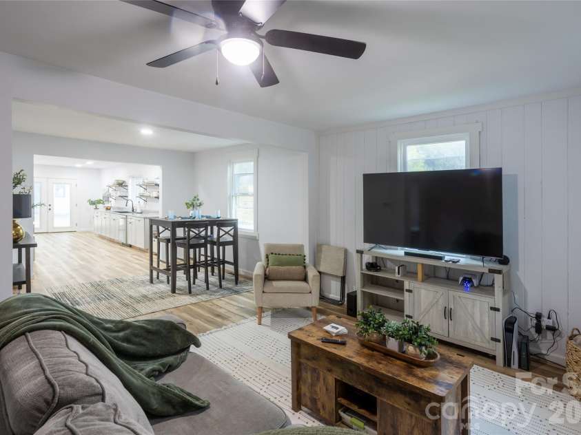 44 LR Smith Avenue, Hendersonville, NC 28791.  MLS# CAR4405575, YatesRealty ID 38603. 