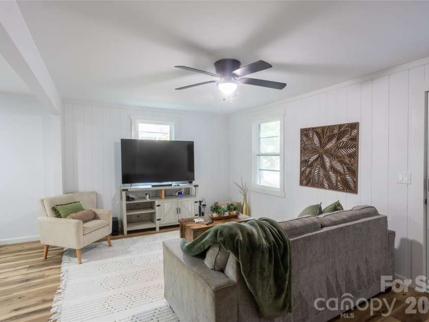 44 LR Smith Avenue, Hendersonville, NC 28791.  MLS# CAR4405575, YatesRealty ID 38603. 
