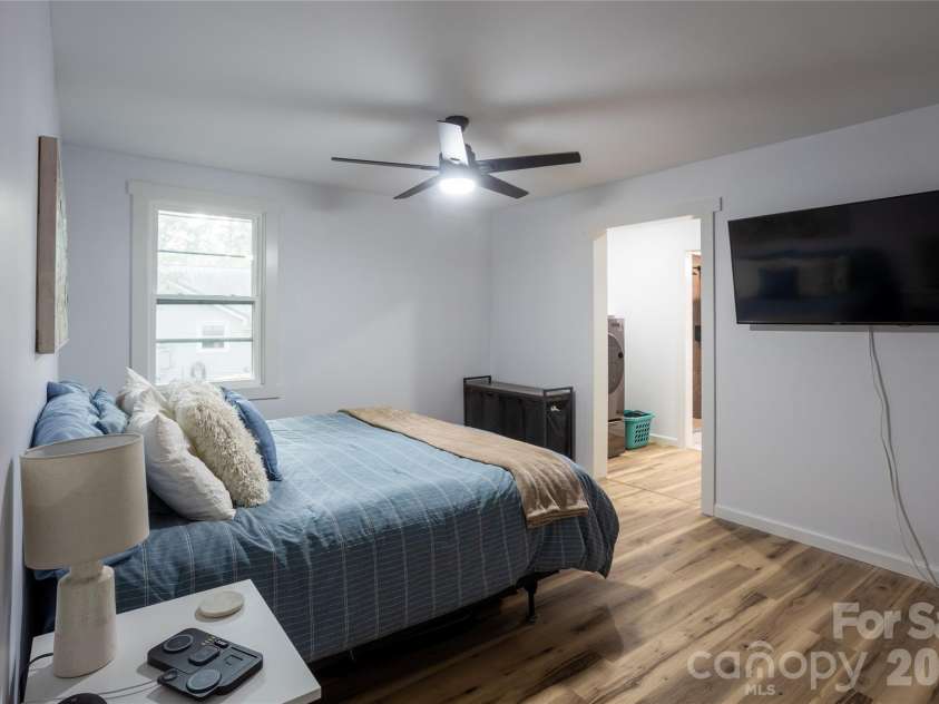 44 LR Smith Avenue, Hendersonville, NC 28791.  MLS# CAR4405575, YatesRealty ID 38603. 