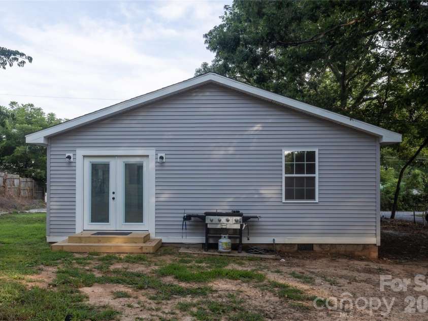 44 LR Smith Avenue, Hendersonville, NC 28791.  MLS# CAR4405575, YatesRealty ID 38603. 