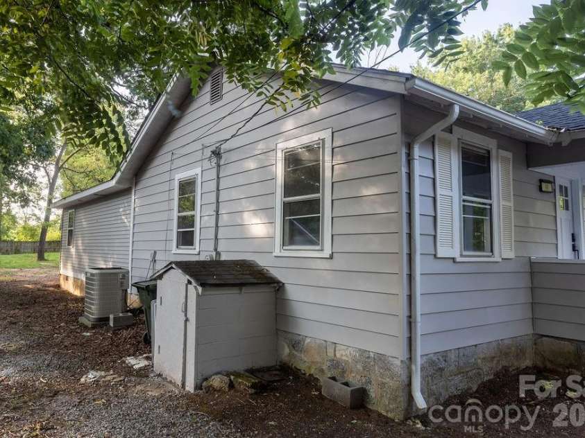 44 LR Smith Avenue, Hendersonville, NC 28791.  MLS# CAR4405575, YatesRealty ID 38603. 