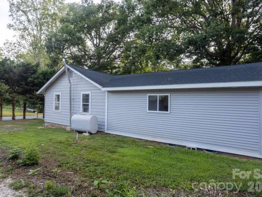 44 LR Smith Avenue, Hendersonville, NC 28791.  MLS# CAR4405575, YatesRealty ID 38603. 