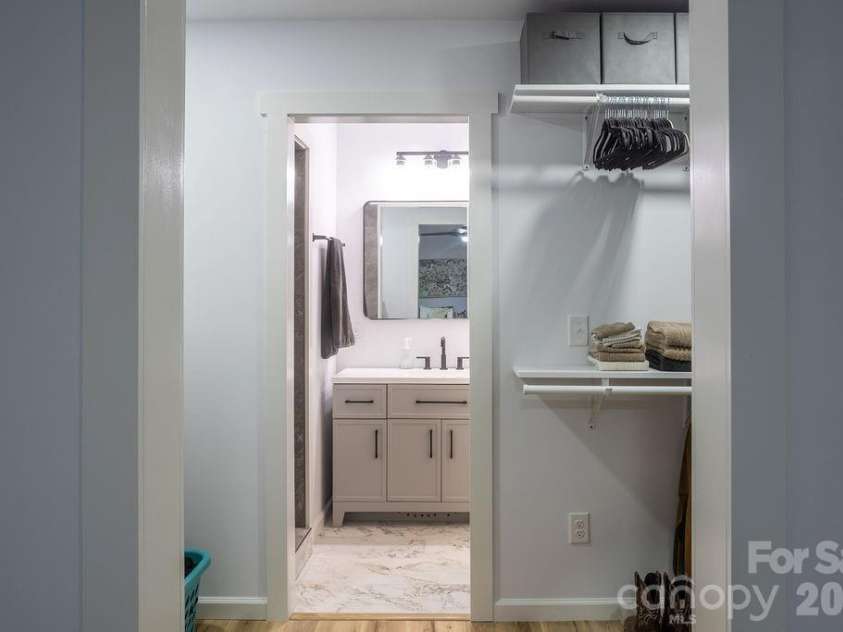 44 LR Smith Avenue, Hendersonville, NC 28791.  MLS# CAR4405575, YatesRealty ID 38603. 