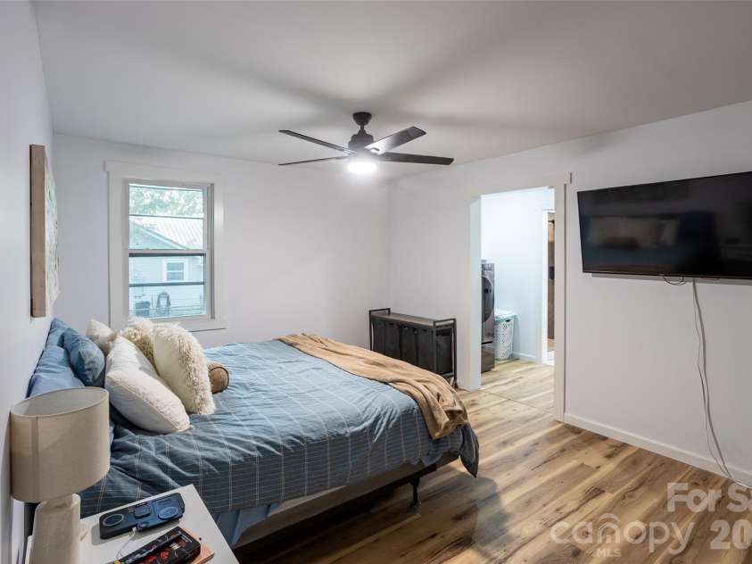 44 LR Smith Avenue, Hendersonville, NC 28791.  MLS# CAR4405575, YatesRealty ID 38603. 