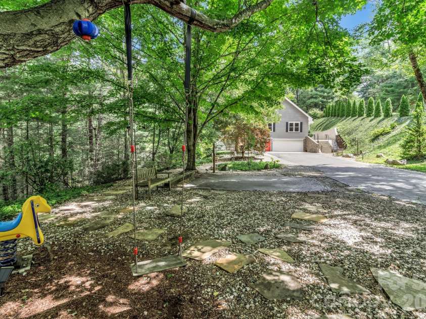 153 Skyview Circle, Asheville, NC 28804.  MLS# CAR4376088, YatesRealty ID 38604. 