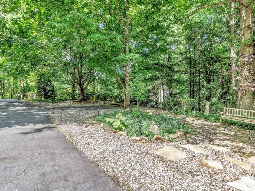 153 Skyview Circle, Asheville, NC 28804.  MLS# CAR4376088, YatesRealty ID 38604. 