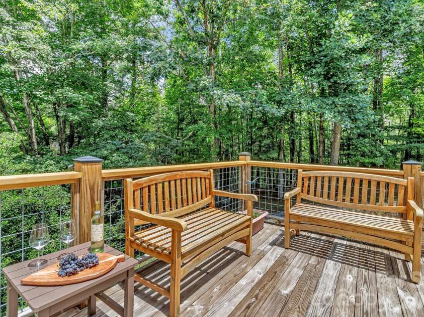 153 Skyview Circle, Asheville, NC 28804.  MLS# CAR4376088, YatesRealty ID 38604. 
