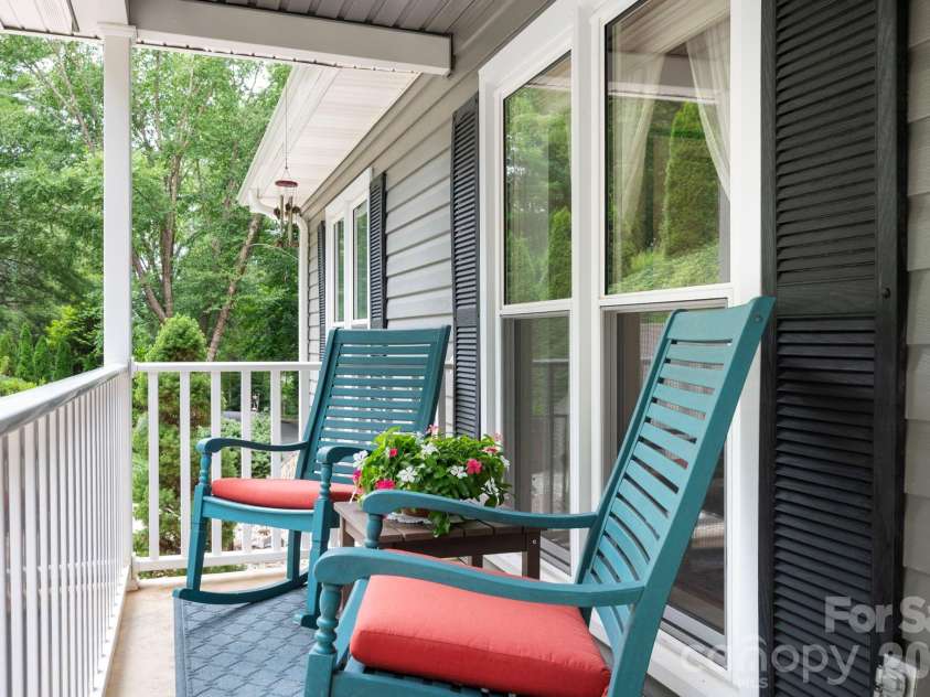153 Skyview Circle, Asheville, NC 28804.  MLS# CAR4376088, YatesRealty ID 38604. 