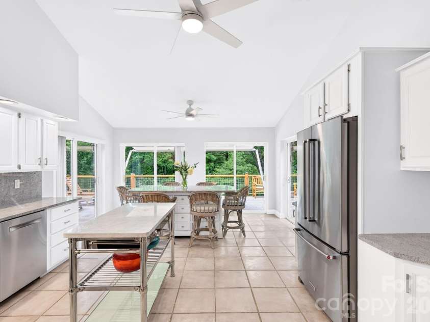 153 Skyview Circle, Asheville, NC 28804.  MLS# CAR4376088, YatesRealty ID 38604. 