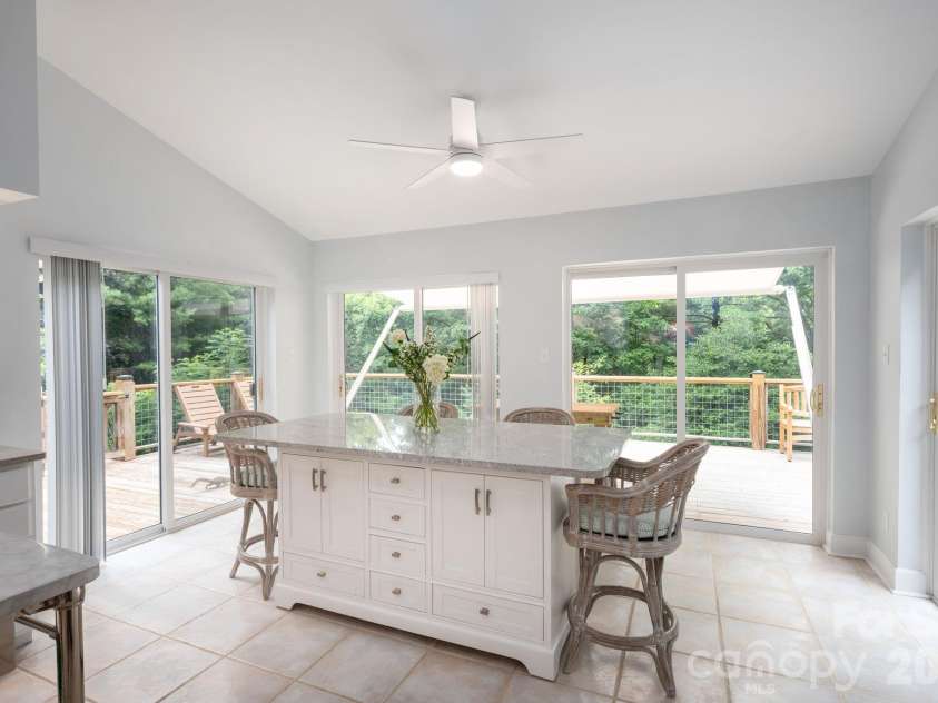 153 Skyview Circle, Asheville, NC 28804.  MLS# CAR4376088, YatesRealty ID 38604. 