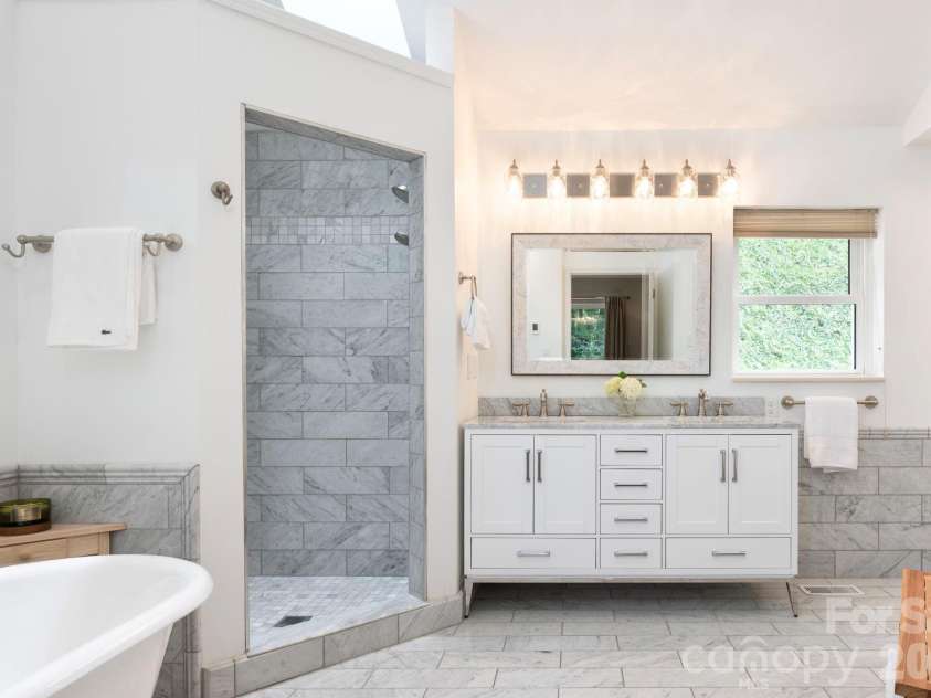 153 Skyview Circle, Asheville, NC 28804.  MLS# CAR4376088, YatesRealty ID 38604. 