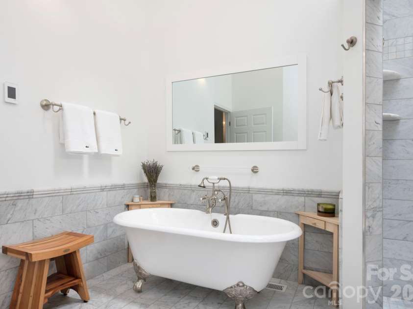 153 Skyview Circle, Asheville, NC 28804.  MLS# CAR4376088, YatesRealty ID 38604. 