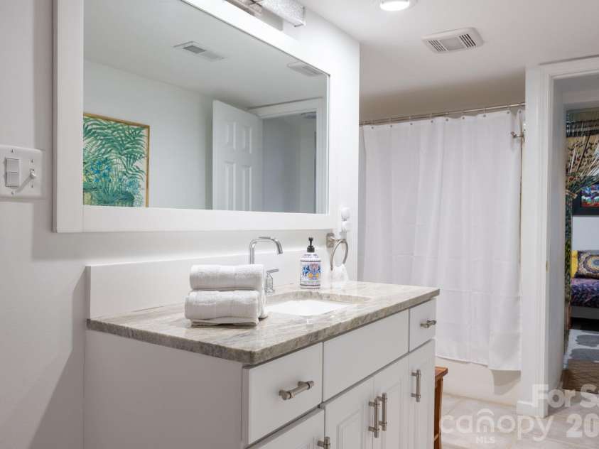 153 Skyview Circle, Asheville, NC 28804.  MLS# CAR4376088, YatesRealty ID 38604. 