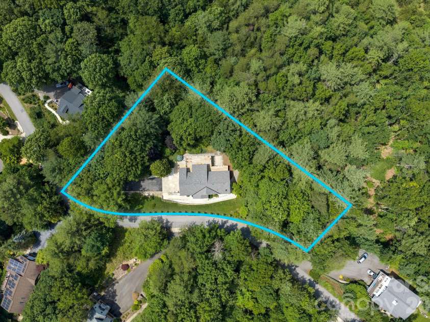 153 Skyview Circle, Asheville, NC 28804.  MLS# CAR4376088, YatesRealty ID 38604. 